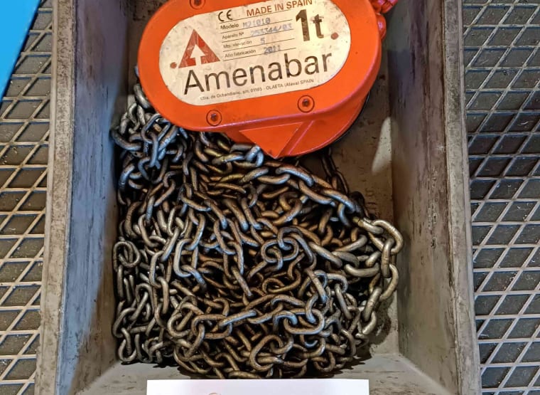 AMENABAR M21010 Chain Hoist