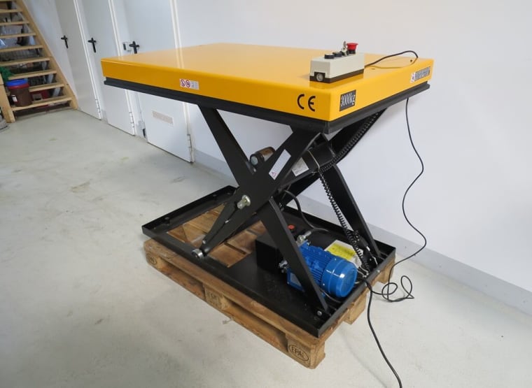 UWM UWM 3000 Scissor lift